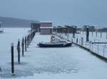 Einsames Motorboot im Jachthafen Lauterbach am 17.Januar 2016.