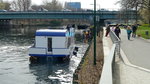 Ein Seenotfall. Das Hausboot hatte die Schraube verloren und musste per Hand (Seil, Enterhaken) aus der Schleusenkammer der Schleuse Berlin-Spandau gezogen werden. Ein Mitglied der Besatzung betätigt sich hier im Bild als menschliche  Treidellok . Foto: 03.04.2016