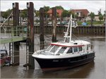 Kajtboot SINUS liegt bei Ebbe im Hafen von Fedderwardersiel auf dem Trockenen. 15.07.2016