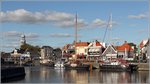 Traditionsboote und Motoryachten liegen am 04.10.2016 im Binnenhafen von Lemmer an der Emmakade.