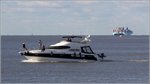 Die Motoryacht SECOND HOME ist am 05.10.2016 auf der Weser vor Bremerhaven unterwegs.