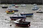 Bei Ebbe fallen die in der Bucht von Portsall (Bretagne) liegenden Boote trocken. 25.04.2017