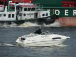 Hamburg - Mit diesem schicken Rio700 Cruiser kann man sich das Lotsenversetzmannver ganz genau angucken.(16.5.08) 