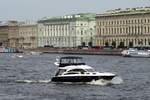 Kleine Yacht, Typ Princess 42, vor dem Winterpalast der Ermitage in St. Petersburg, 12.8.17