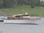 Eine norwegische Yacht in der Bucht Sømmevågen.