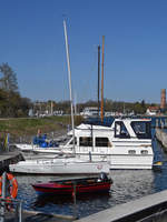 Motorboote und Yachten Anfang April 2019 im Passathafen von Travemünde.