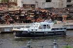 Naja als Motoryacht wrde ich dieses private Motorboot mittlerer
Gre nun nicht gerade bezeichnen, aber auf Berliner Gewssern sind private Motorboote aller Grenordnungen in Gebrauch, selbst hochseetaugliche Motor- und Segelyachten. Dieses Boot heit Refugia und die Besitzer schauen wie alle hier fasziniert auf die Stahlberreste des ehemaligen Pal.d. Rep. an der Spree, 08.07.08.