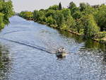 Motorboot auf dem Teltow Kanal am 08. Mai 2020 in Berlin Rudow gesehen von der  Johannisthaler Chaussee. 