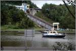 Der Trog des Schrgaufzuges von Arzviller ist im Unterwasser des Rhein-Marne-Kanals angekommen. Ein Sportboot hat ihn inzwischen verlassen und setzt seine Fahrt Richtung Lutzelbourg fort. 13.08.2008
