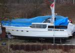 Diese Motoryacht ohne erkennbaren Namen wird auch ber Winter zwischengelagert neben dem Teltokanal in Berlin Adlershof, 14.03.09.