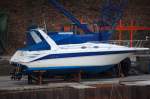 Diese Motoryacht drfte wahrscheinlich auch hochseetauglich sein,(Typ 290 SUNDANCER), aber typischerweise gibt es davon ein ganze Reihe auf Berliner Gewssern, Winterruheplatz am Teltokanal Berlin Adlershof, 14.03.09.