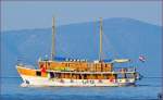 Adriakreuzfahrtschiff 'Otac Duje' vor Čaklje unterwegs; in Hintergrund Insel Hvar.