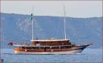 Adriakreuzfahrtschiff 'Labrador' unterwegs vor Čaklje mit Insel Hvar in Hintergrund.