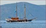 Adriakreuzfahrtschiff 'Petrina' unterwegs vor Čaklje mit Insel Hvar in Hintergrund.