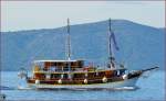 Adriakreuzfahrtschiff 'Vrutak' unterwegs vor Čaklije mit Insel Hvar in Hintergrund.