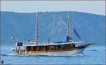 Adriakreuzfahrtschiff 'Almissa' unterwegs vor Čaklje mit Insel Hvar in Hintergrund. /29.8.2013