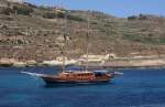 In der Bucht vor dem Fährhafen Mgarr auf Malta lag am 15.5.2014 der Gaffelschoner  FERNANDES II von Captain Morgan Cruises Malta.