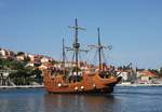 Voll besetzt mit Touristen legt hier die TIRANA am 16.5.2017 im Hafen von Dubrovnik zu einer Rundfahrt ab.