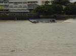 Am 07.07.2009 ist auf dem Chao Phraya Fluss in Bangkok dieses Longtailboot in voller Fahrt unterwegs.