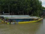 Mehrere Longtailboote in Warteposition um Kunden hinaus in die Andaman See zum James Bond Felsen zu bringen (23.10.2006)