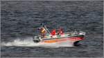 BRGERMEISTER KAHLERT heit dieses Boot der Feuerwehr Wedel, dass hier am 23.05.2012 bei Lhe ber die Elbe flitzt.