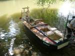 Heckpaddelboot  Emily  kurz vor dem Start zum Ausflug. Das Boot ist zur Lagerung in zwei Teile zerlegbar(Bug-/Hecksektion). Auf der Universalmotorhalterung knnen der vorhandene Elektroantrieb sowie der im Bau befindliche Dampfantrieb befestigt werden. Als Vortriebsmittel dienen zwei Paddel am Heck, die durch ein Kettenradgetriebe angetrieben werden. www.dampffaltboot.de