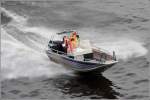Offenes Aluminium-Motorboot bei St. Petersburg. 18.05.2013