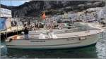 Mit diesen offenen Motorbooten werden von Marina Grande auf Capri aus Fahrten für Touristen zu den Buchten und in die Höhlen der Insel unternommen. 26.03.2014