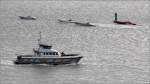 Der crew tender SEACAT DEFENDER verlässt am 29.06.2015 Bremerhaven. Dieser Katamaran kann 12 Mitarbeiter der Offshore-Windenergie mit einer Spitzengeschwindigkeit von 29 kn zu ihrem Einsatzort bringen. Die SEACAT DEFENDER ist 25 m lang und 8 m breit. Heimathafen ist Southampton (Vereinigtes Königreich). Im Hintergrund sind einige Speedboote zu sehen.
