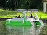 Mit diesem Solarboot kann man das Naturerlebnis Abenteuer-Peenetal erleben.