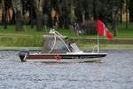 Ein kleines Motorboot schippert auf der Izhora in Kolpino, 2.9.17 