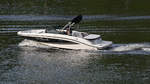 Ein Motorboot von SeaRay auf dem Teltowkanal.