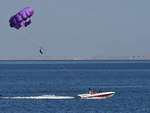 Parasailing auf dem Roten Meer.