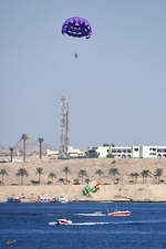 Parasailing auf dem Roten Meer.