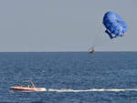 Parasailing auf dem Roten Meer.