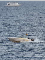 Ein Motorboot auf dem Roten Meer.