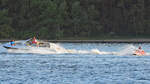 Motorboot auf der Trave unweit Lübeck-Schlutup. Aufnahme vom 09.09.2021