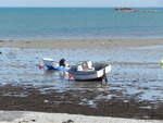 Kleine Boote bei Ebbe auf dem Trockenen am Plage de Mardi Gras auf der   Ile de Noirmoutier am 20.09.2019.