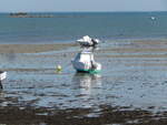 Kleine Boote bei Ebbe auf dem Trockenen am Plage de Mardi Gras auf der   Ile de Noirmoutier am 20.09.2019.