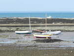 Kleine Boote bei Ebbe auf dem Trockenen am Plage de Mardi Gras auf der 
Ile de Noirmoutier am 20.09.2019.