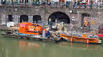 Im Bild ein Arbeitsponton und ein Motorboot im alten Kanal (Oudegracht) von Utrecht. (September 2026)