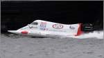 Dieses zu einem Zweisitzer umgebaute Formel 1 Powerboat startet whrend der Bremerhavener Festwoche zu einer kurzen Rundfahrt durch den Neuen Hafen in Bremerhaven. In weniger als vier Sekunden ist es auf Tempo 100. Die gut bezahlte Mitfahrt bietet der Formel 1-Fahrer Fabian Kalsow im Rahmen seiner PromotionTour an. Daten zum Molgaard F1 Doppelsitzer: Lnge: 5,4 m, Breite: 2 m, Auenbordmotor mit 400 PS Leistung, bis zu 210 km/h auf dem Wasser, Fliehkrfte bis 6 G. 30.07.2011