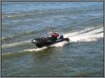 Ein Motorschlauchboot mit hohem Tempo auf dem Rhein unterwegs, beobachtet am 10.10.2010 in Dsseldorf.