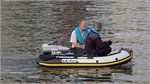 Kleines Schlauchboot im Neuen Hafen in Bremerhaven. Schlepperbanden würden damit wohl mindestens sechs Menschen auf die Fahrt übers Mittelmeer schicken. 27.05.2016