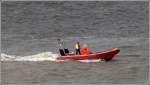Ein Schlauchboot der Wasserschutzpolizei ist am 20.07.2008 auf der Weser bei Bremerhaven unterwegs.