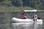 Ein Schlauchboot auf dem See in Waging.