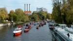 100 Jahre DLRG. Zu einem Bootskorso auf Havel und Spree trafen sich anllich der Feierlichkeiten ber 200 Boote mit ihren Besatzungen am 18./19.10.2013 in Berlin. Das Jubilum wurde am 19.10.2013 in Berlin mit einem Festakt in der Orangerie des Schlo Charlottenburg, in Anwesenheit von Bundesprsident Gauck, gefeiert. Zugleich wird mit dem Korso gegen die deutschlandweite Schlieung von Schwimmbdern demonstriert. Die Rettungsflotte erreicht hier die die Schlobrcke in Berlin-Charlottenburg. Foto:19.10.2013
