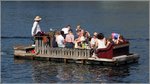 Hauptsache es schwimmt: Floß mit Ledersofa und Außenborder. Diese Damenrunde war zum Sektfrühstück im Kopenhagener Sydhavnen unterwegs. Juni 2016