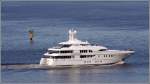Eine noch namenlose Megayacht, vermutlich bei Lrrsen in Bremen gebaut, passiert am 23.06.2010 auf der Weser Bremerhaven zu einer Probefahrt in der Nordsee.
