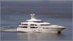 Eine noch namenlose Megayacht, vermutlich bei Lrrsen in Bremen gebaut, passiert am 23.06.2010 auf der Weser Bremerhaven zu einer Probefahrt in der Nordsee.